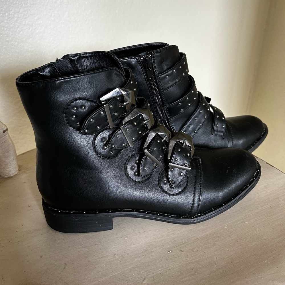Combat boots